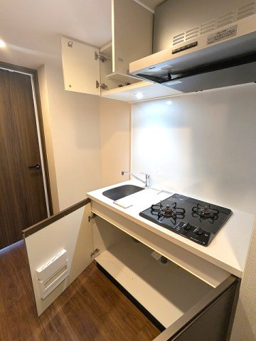 Renaissance Court浅草の設備|ガス2口システムキッチン、料理しやすいシンクカバー付、瀟洒でお手入れ楽なガラストップコンロです、洋室と扉で別れた1Kタイプです