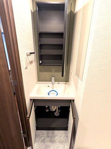 Renaissance Court浅草の設備|トイレと独立した洗面室、ハンドシャワー付、鏡の後ろに収納付です