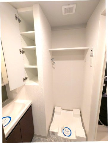 Renaissance Court浅草の設備|トイレと独立した洗面室、洗面室の洗濯機置場は排水溝のお手入れがし易い様に中央手前に配置し、足高の防水パンです