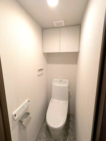 Renaissance Court浅草のトイレ|洗面室と独立した温水洗浄便座です、ペーパーホルダーにスマホストレージ付きで便利です