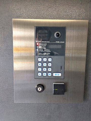 DUE NIPPORI Ⅲのエントランス|タッチキーのモニター付オートロックセキュリティです
