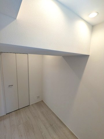 DUE NIPPORI Ⅲの設備|3.8帖洋室、インターネット無料、照明付