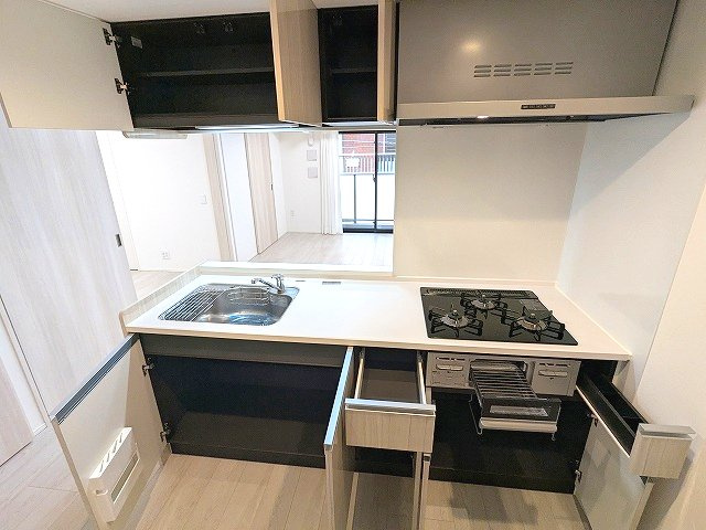 DUE NIPPORI Ⅲの設備|グリル付ガス3口カウンターキッチン、瀟洒でお手入れ楽なガラストップコンロ