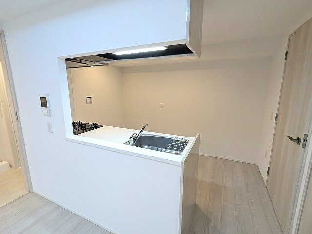 DUE NIPPORI Ⅲの設備|グリル付ガス3口カウンターキッチン、瀟洒でお手入れ楽なガラストップコンロ