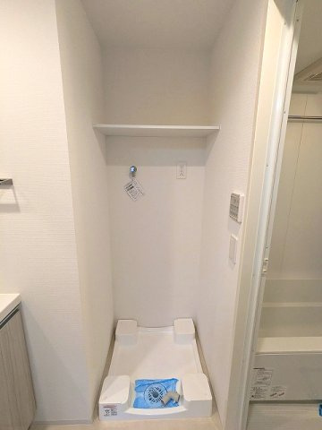 DUE NIPPORI Ⅲの設備|洗面室の洗濯機置場は排水口のお手入れがしやすい様に手前中央に配置し、足高の防水パンです