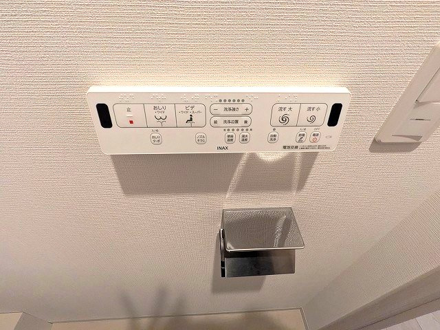 DUE NIPPORI Ⅲの設備|温水洗浄便座のペーパーホルダーの上にスマホストレージ付きで便利です