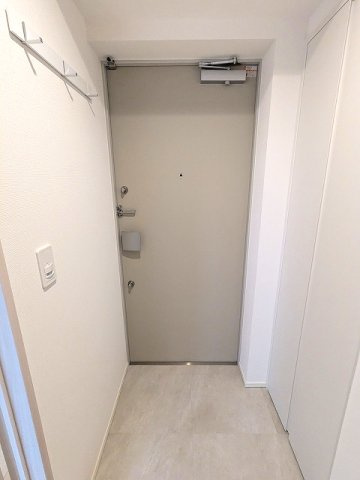 DUE NIPPORI Ⅲの設備|ディンプルキーのダブルロックセキュリティ、コートフック付き、人感センサー付玄関ライト
