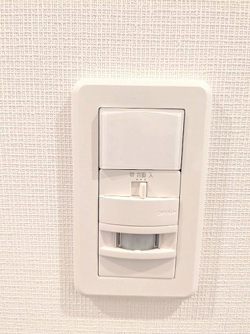 DUE NIPPORI Ⅲの設備|人感センサー付玄関ライト