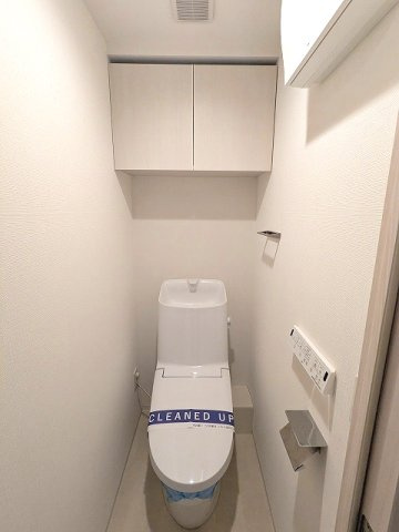 DUE NIPPORI Ⅲのトイレ|温水洗浄便座、ペーパーホルダーの上にスマホストレージ付きで便利です