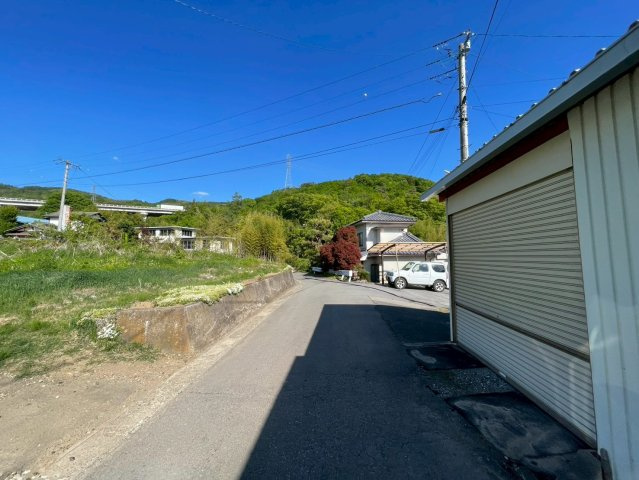 上田市芳田の前面道路含む現地写真