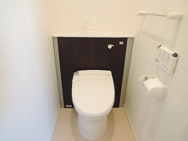 ファインヴィラのトイレ|落ち着いた色調のトイレです