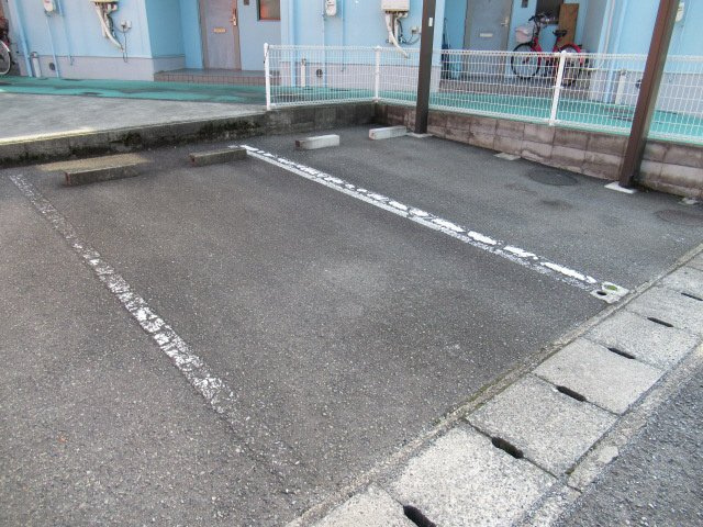 タウンハウス久兼の駐車場