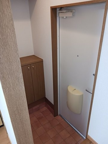 サンシティ臼井Ａの玄関|収納もある玄関です