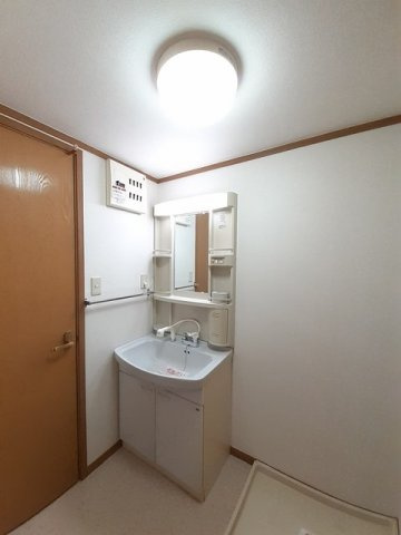 サンシティ東新田Ａの洗面所|コンパクトで使いやすい洗面所