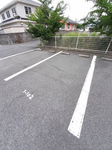 【駐車場】 | クレストール飛天Ａ | 駐車場に車を止められます