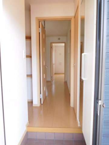テラース磯上Ｂの玄関|明るい玄関です