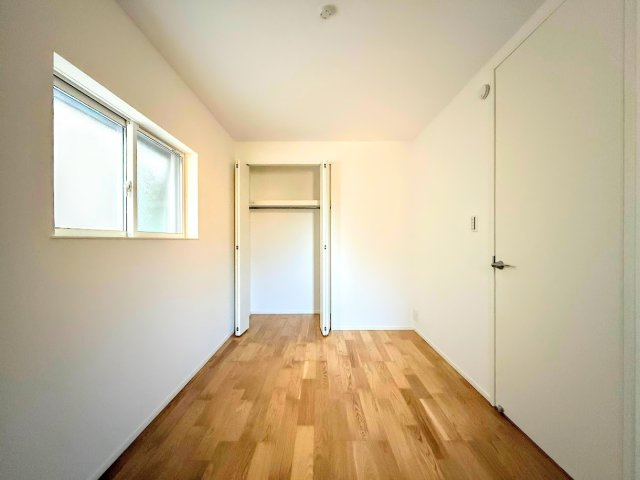 戸塚区舞岡町　新築戸建て　第6の洋室|［モデルハウス］◆室内はいつも明るい印象なので気持ちの良い朝を迎えられます。各部屋にはクローゼットを完備しており、収納が多いお家はすっきりして快適空間です。