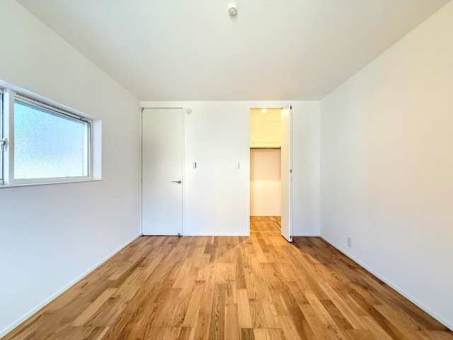 戸塚区舞岡町　新築戸建て　第6の洋室|［モデルハウス］◆柔らかい陽光が差し込む明るいお部屋を演出する設計。彩光の取れる窓が気持ちの良いお部屋を創り上げます。
