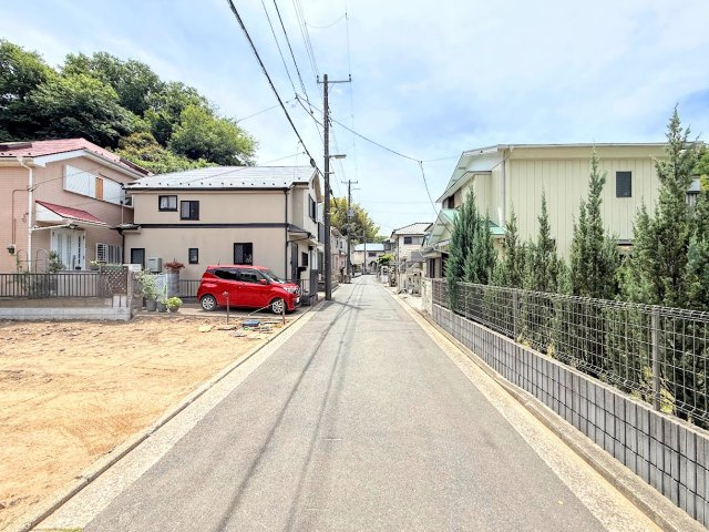 戸塚区舞岡町　新築戸建て　第6の前面道路含む現地写真|◆前面道路も幅員があり車の運転も安心！前面道路は閑静な住宅地。車通りの少ない道路です。お子様にも安心です。