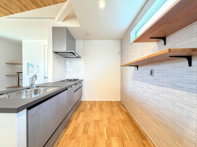 戸塚区舞岡町　新築戸建て　第6のキッチン|［モデルハウス］◆デザイン性と機能性を兼ね備えたキッチンです。リビングスペースとの一体感が生まれ、広々空間を演出してくれます。