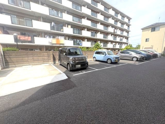 レリア蕨塚越の駐車場