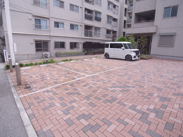 シンフォニエッタ西岡本の駐車場
