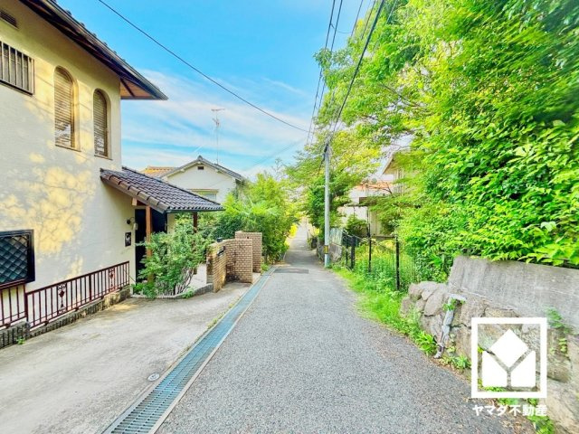 西宮市苦楽園二番町の前面道路含む現地写真|阪急甲陽線「甲陽園」駅まで徒歩23分の立地。毎日の通勤・通学だけでなく、休日のお出かけまで利便性に優れています。