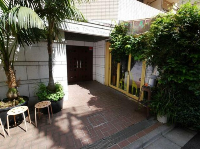 港区西新橋１丁目の賃貸マンションのエントランス