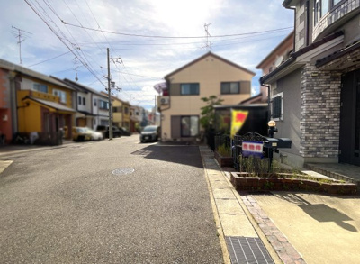 【前面道路含む現地写真】 | 宇治市伊勢田町中荒　中古戸建 | 【前道】車通りの少ない閑静な住宅街です。近くに児童公園もあり小さいお子様がいらっしゃるご家庭におすすめです。
