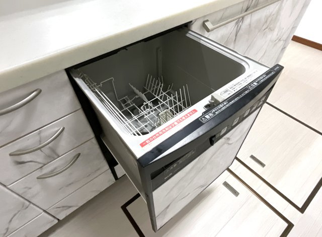 【キッチン】 | 宇治市伊勢田町中荒　中古戸建 | 【食器洗浄乾燥機】環境にも奥様の手にも優しい食器洗浄乾燥機です。時間に余裕もうまれますね。