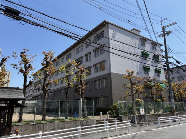 奈良ハイツ２号棟の外観|2026年3月リフォーム完了済み。