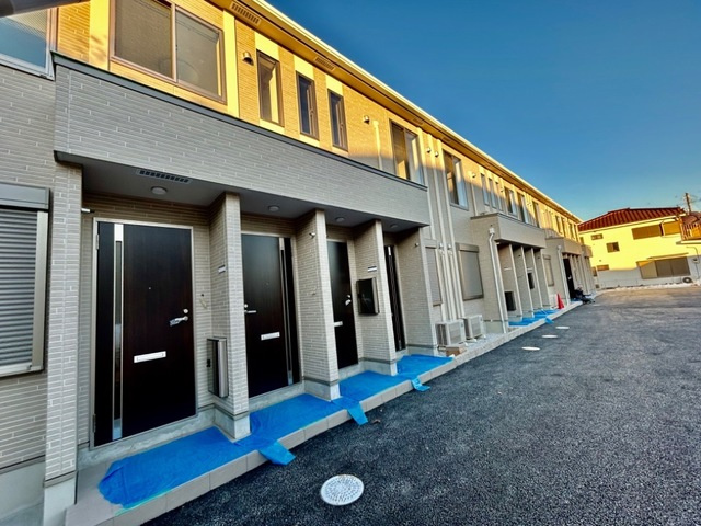 府中市朝日町１丁目のアパートのエントランス