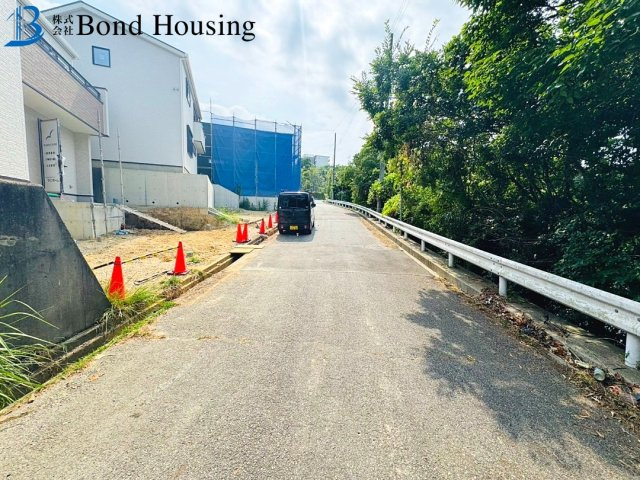 耐震等級3で安心設計　美穂が丘　全18区画分譲　16号棟の前面道路含む現地写真