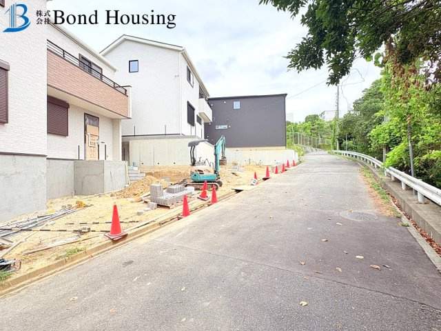 床暖房付きで温かみのある家　美穂が丘　全18区画分譲　17号棟の前面道路含む現地写真