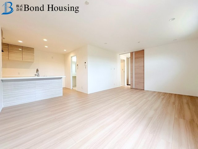 太陽光標準設置の建売住宅　美穂が丘　全18区画分譲　18号棟の居間・リビング