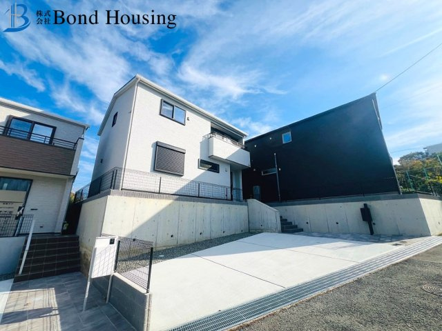 太陽光標準設置の建売住宅　美穂が丘　全18区画分譲　18号棟の玄関