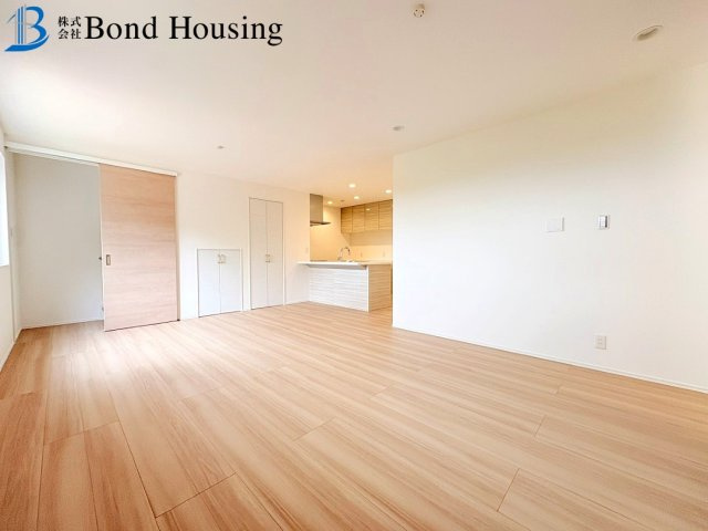太陽光標準設置の建売住宅　美穂が丘　全18区画分譲　18号棟の居間・リビング