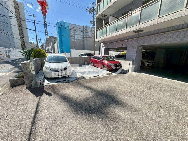 レジデンスカープ今池の駐車場