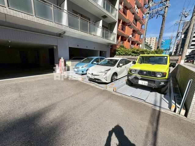 レジデンスカープ今池の駐車場