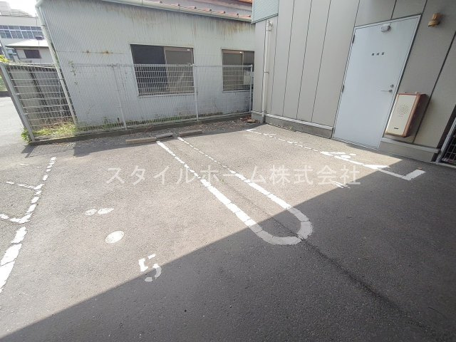 フラットKの駐車場
