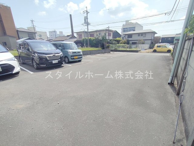 フラットKの駐車場