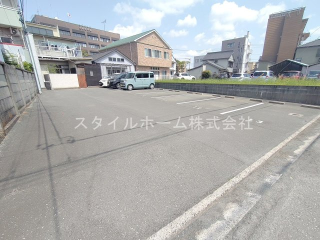 フラットKの駐車場