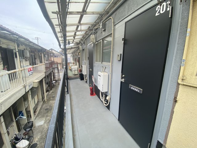 石津町東Bハイツの玄関