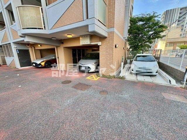 ハートヒルズ栄の駐車場