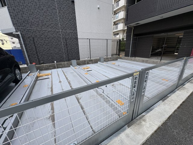 プレサンス三宮東フィールの駐車場