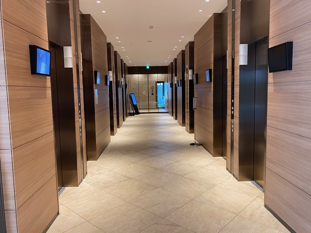 １階　エレベーターホール　低・中層階エレベーター利用可（8基）