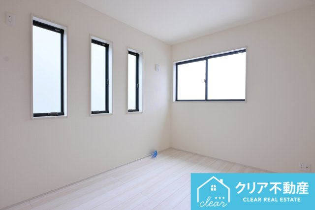 【洋室】 | 伊勢崎第3国定町　リーブルガーデン　2号棟 | 2面採光の洋室は南向きで日当たりがよくあったか♪