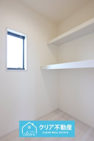 【洋室】 | 伊勢崎第3国定町　リーブルガーデン　2号棟 | 季節外の洋服や冷暖房器具もしまっておける大容量の納戸付きです！