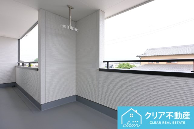 【バルコニー】 | 伊勢崎第3国定町　リーブルガーデン　2号棟 | 屋根付きワイドバルコニーなので、急な雨の時も安心♪竿受けも設置済み！