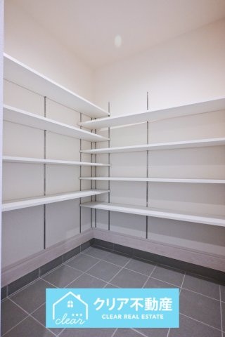 【玄関】 | 伊勢崎第3国定町　リーブルガーデン　2号棟 | 大型のシューズインクロークがあるので、家族全員の靴をしっかり収納！玄関スッキリ！